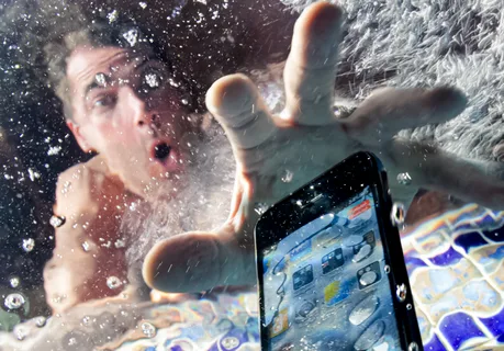 Можно ли восстановить телефон после утопления в воде